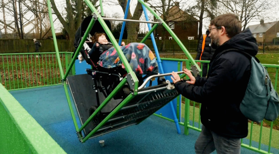 افتتاح نخستین زمین بازی برای کودکان دارای معلولیت در بریتانیا