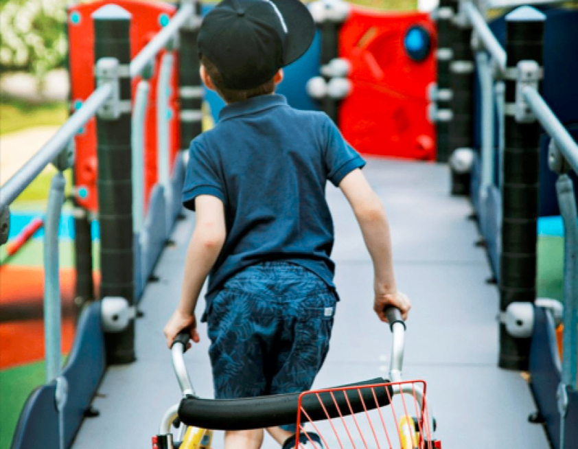 افتتاح نخستین زمین بازی برای کودکان دارای معلولیت در بریتانیا