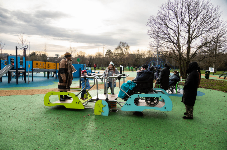 افتتاح نخستین زمین بازی برای کودکان دارای معلولیت در بریتانیا