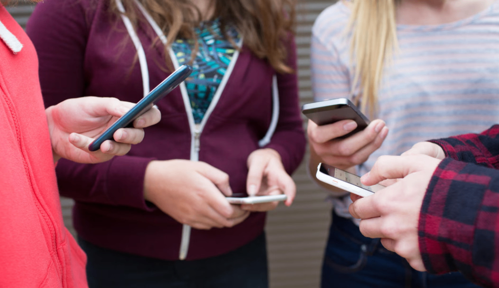 بررسی امکان ممنوعیت فروش گوشی‌های هوشمند به کودکان زیر 16 سال در بریتانیا