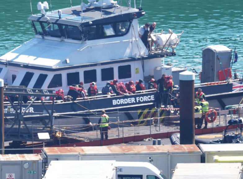 هشدار وزیر به پناهجویان: هزاران نفری که به دفتر وزارت داخله گزارش نداده‌اند، پیدا خواهند شد.