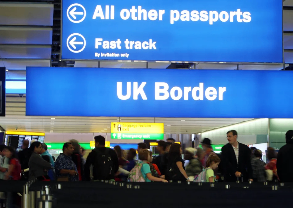 کاهش ۱۰ درصدی خالصِ مهاجرت به بریتانیا در سال گذشته