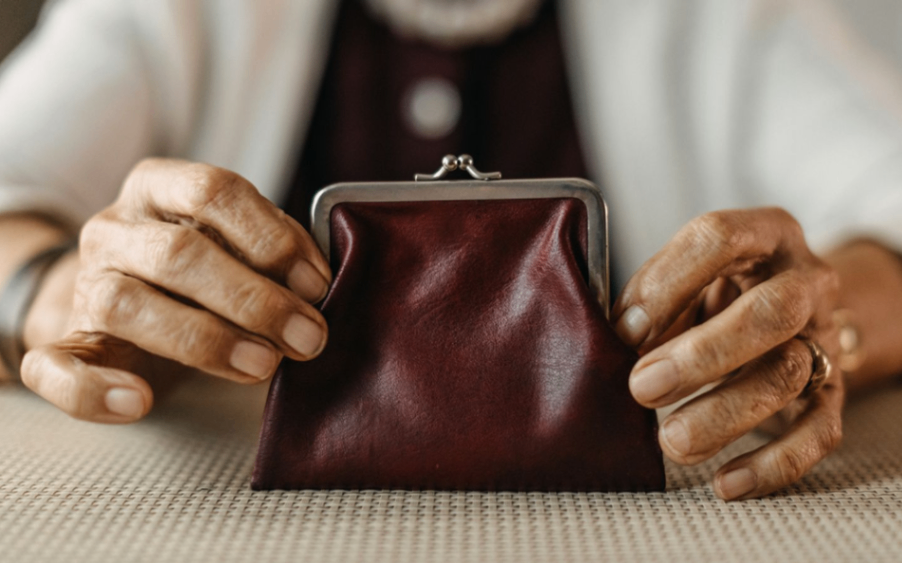 محافظه کاران وعده کاهش مالیات برای بازنشستگان با قفل سه گانه را می دهند